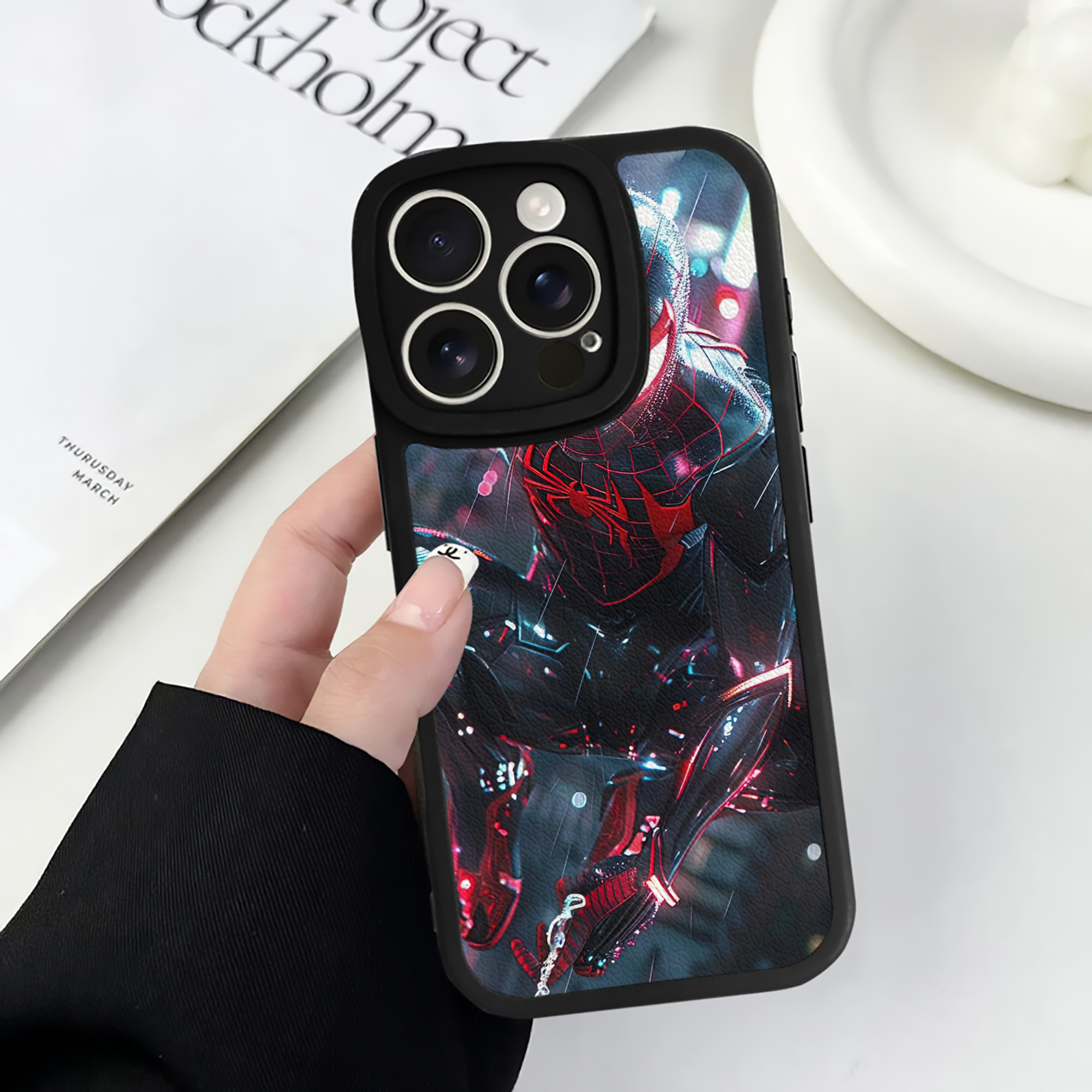 Spider Man スパイダーマン 【iPhone 16シリーズ対応】シリコンスマホケース（レザー調） 材質：シリコン